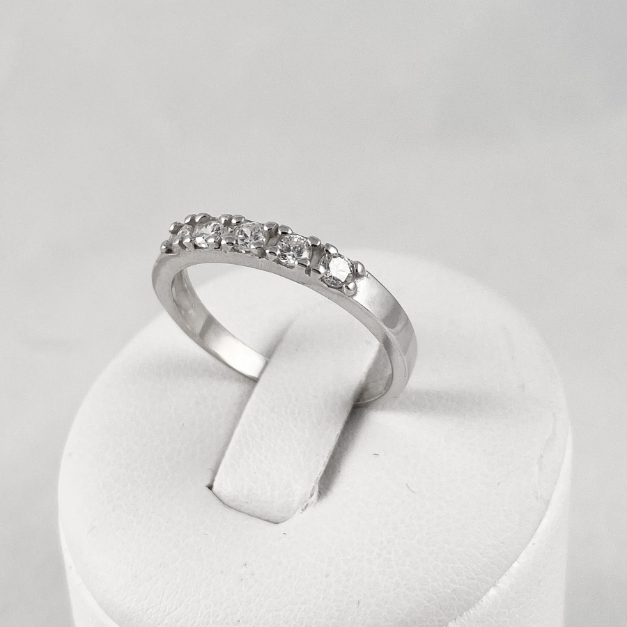 Stříbrný prsten s pěti zirkony